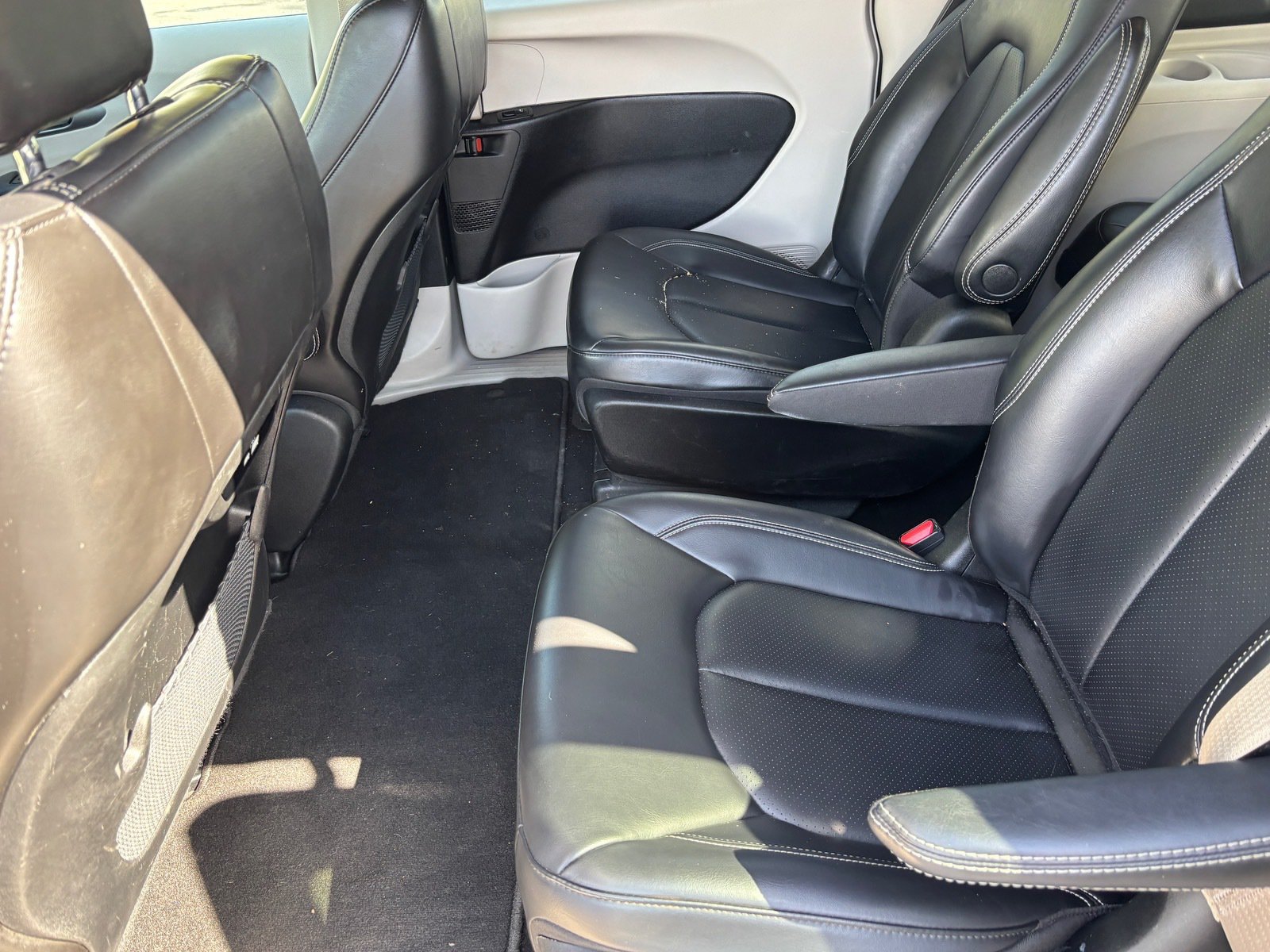 Used 2023 Chrysler Pacifica Touring-L FWD image 28