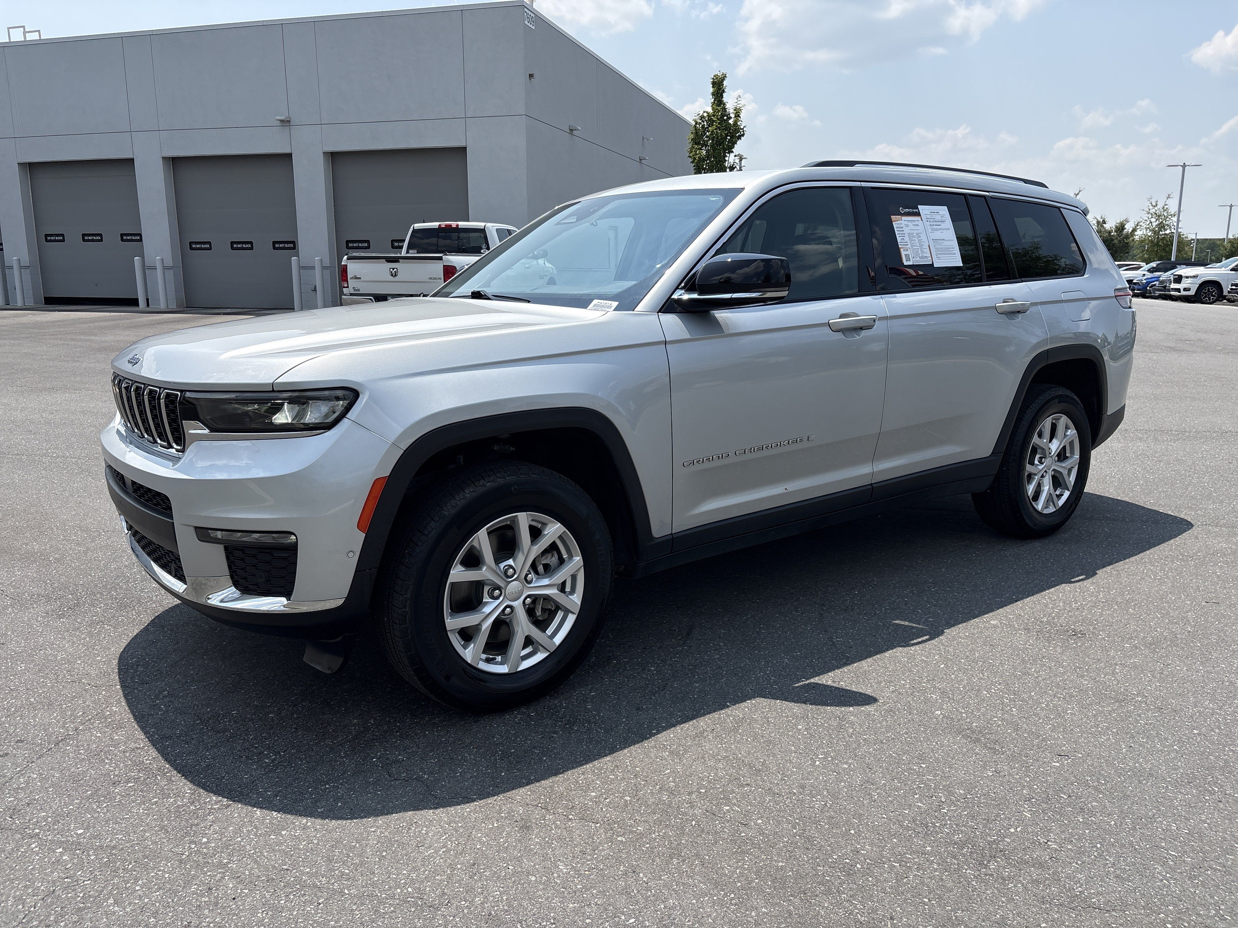 Used 2023 Jeep Grand Cherokee L Limited w/ Luxury Tech Group II AWD/4WD image 5