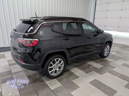 Used 2022 Jeep Compass Latitude w/ Sun and Sound Group AWD/4WD image 4
