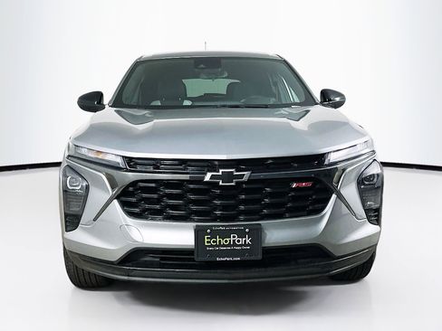 Used 2024 Chevrolet Trax RS FWD image 2