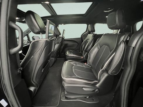 Used 2023 Chrysler Pacifica Limited w/ Uconnect Theater Family Group FWD image 37