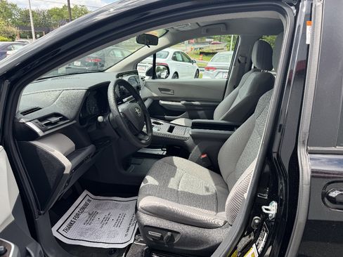 Used 2024 Toyota Sienna LE AWD/4WD image 8