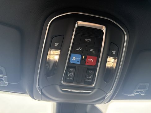 New 2025 Jeep Grand Cherokee Altitude image 28