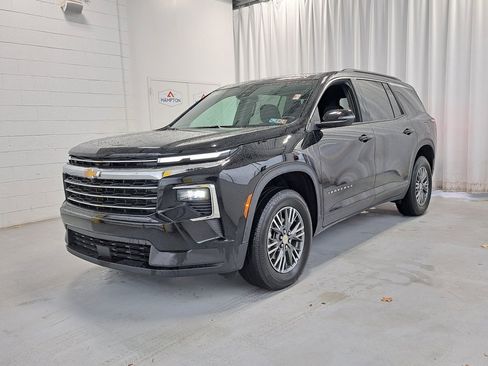 Used 2025 Chevrolet Traverse LT image 2