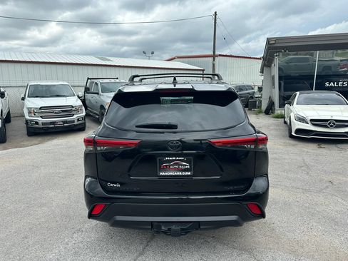 Used 2021 Toyota Highlander XLE AWD/4WD image 4