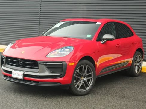 Certified 2025 Porsche Macan Base image 1