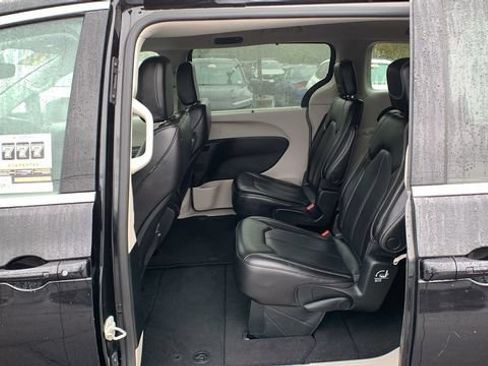 Used 2023 Chrysler Pacifica Touring-L FWD image 17