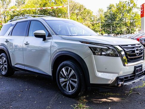 Certified 2024 Nissan Pathfinder SL image 1