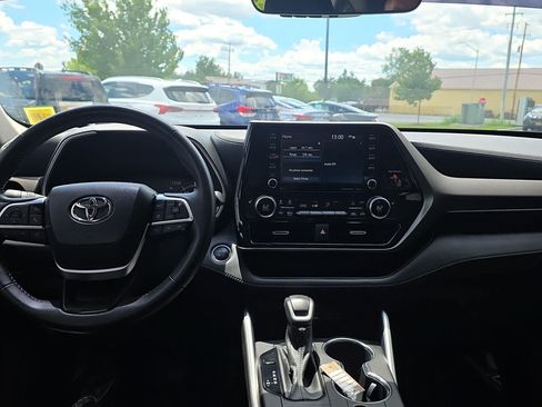 Used 2022 Toyota Highlander XLE AWD/4WD image 18