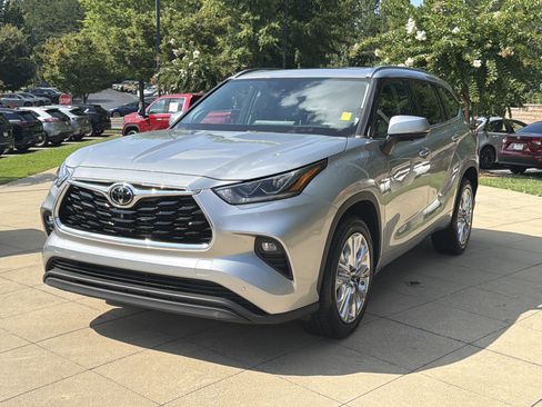 Used 2023 Toyota Highlander Limited FWD image 1
