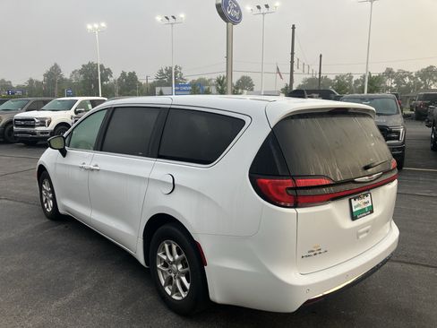 Used 2025 Chrysler Pacifica Select FWD image 5