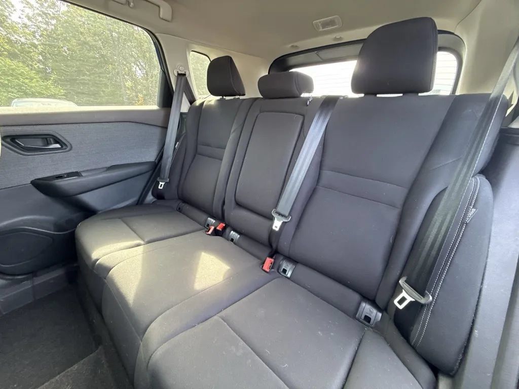 Used 2023 Nissan Rogue S AWD/4WD image 9
