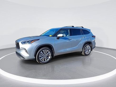 Certified 2025 Toyota Highlander Platinum image 6