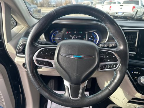 Used 2021 Chrysler Pacifica Touring-L image 20