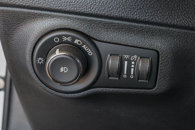 Used 2019 Jeep Compass Latitude FWD image 25