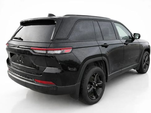 Used 2023 Jeep Grand Cherokee Altitude image 3