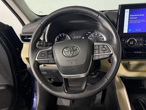 Used 2024 Toyota Highlander XLE FWD image 13