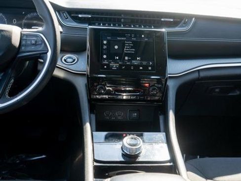 Used 2023 Jeep Grand Cherokee Laredo AWD/4WD image 16