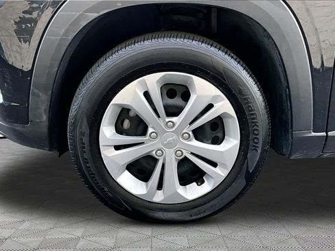 Used 2025 Chevrolet Trax LS FWD image 11