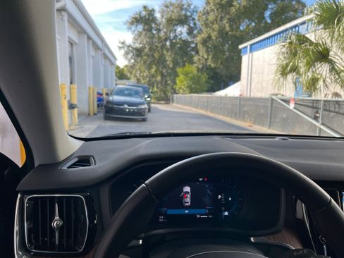 Used 2025 Volvo V60 B5 Cross Country Plus image 34