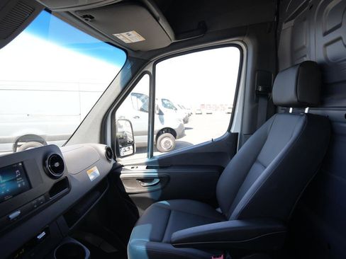 Used 2024 Mercedes-Benz Sprinter 2500 image 9