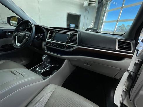Used 2016 Toyota Highlander Limited image 32