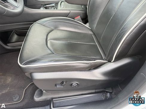 Certified 2025 Chrysler Pacifica Limited image 13