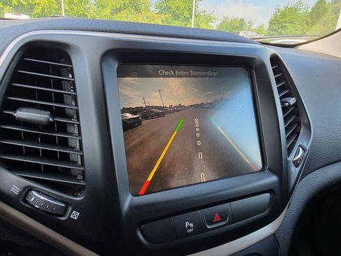 Used 2018 Jeep Cherokee Limited AWD/4WD image 16