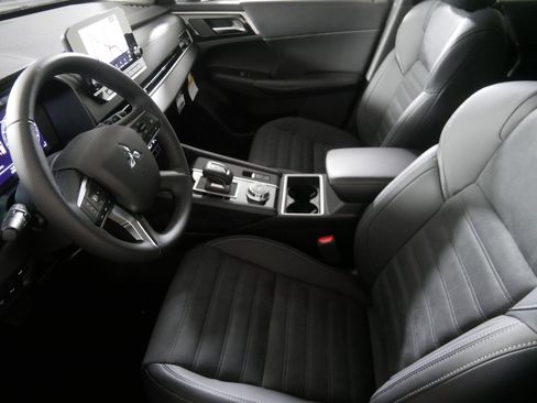 New 2025 Mitsubishi Outlander SE image 4