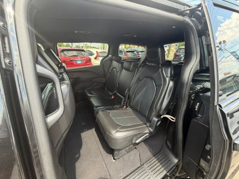 Used 2019 Chrysler Pacifica Touring-L w/ Advanced Safetytec Group FWD image 8