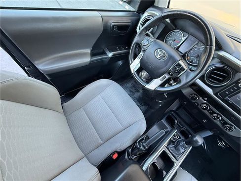 Used 2018 Toyota Tacoma SR5 AWD/4WD image 10