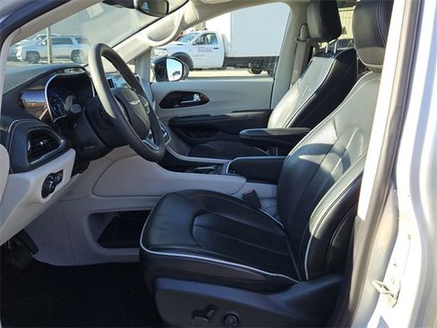 Used 2024 Chrysler Pacifica Limited image 10