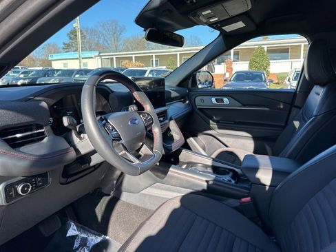 Used 2025 Ford Explorer ST-Line w/ ST-Line Street Pack image 9