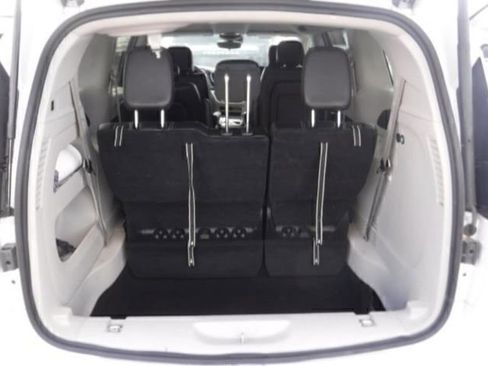 Used 2023 Chrysler Pacifica Touring-L image 12