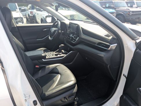 Used 2022 Toyota Highlander XLE AWD/4WD image 33