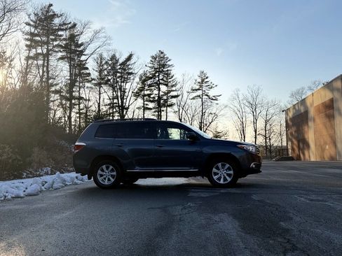 Used 2012 Toyota Highlander SE w/ Tow Pkg image 7