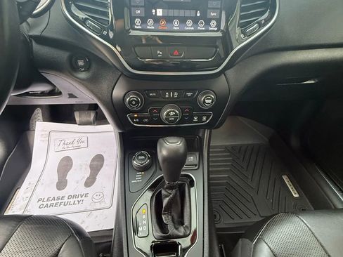 Used 2019 Jeep Cherokee Limited image 16