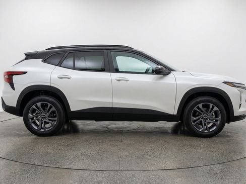 Used 2025 Chevrolet Trax LT FWD image 11