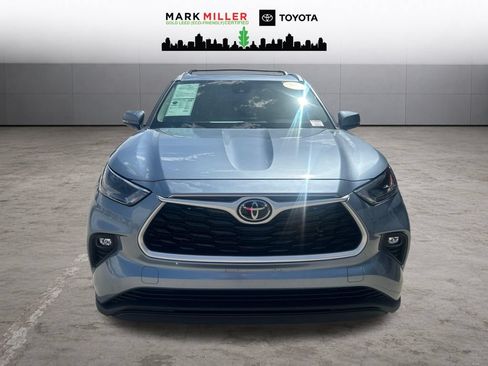 Used 2022 Toyota Highlander XLE AWD/4WD image 9