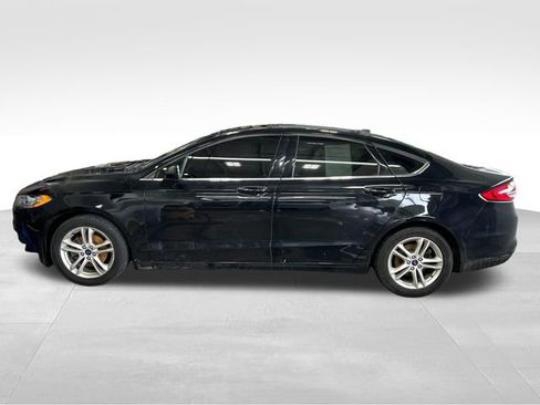 Used 2018 Ford Fusion SE w/ Fusion SE Technology Package image 2