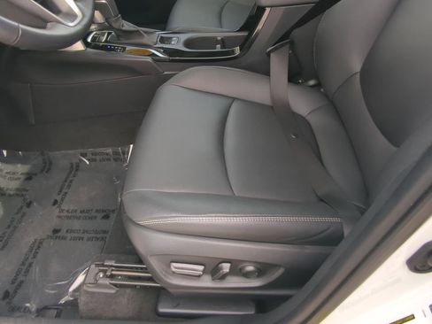 Used 2023 Toyota Corolla Cross XLE w/ Convenience Package image 26