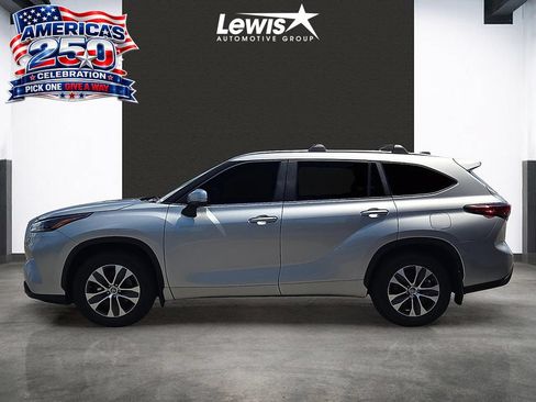 Used 2023 Toyota Highlander XLE FWD image 2