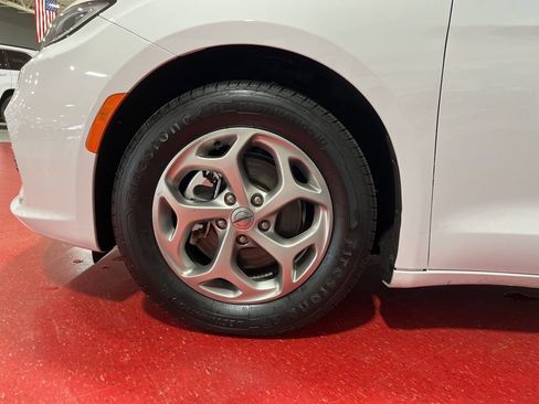 Used 2024 Chrysler Pacifica Limited w/ Trailer Tow Group image 9