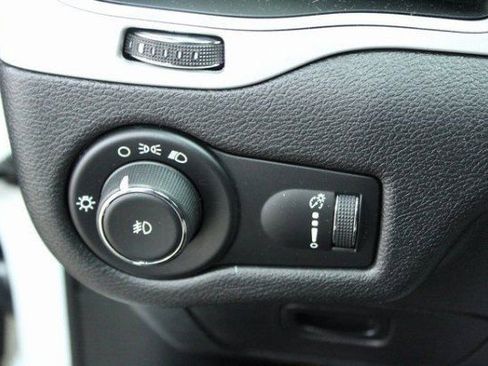 Used 2020 Jeep Cherokee Sport image 11