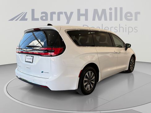Used 2024 Chrysler Pacifica Limited FWD image 4