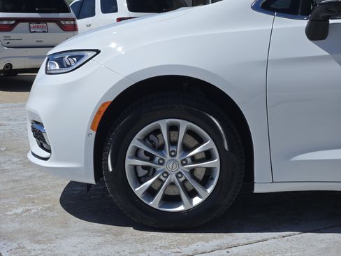 New 2026 Chrysler Pacifica Select image 5