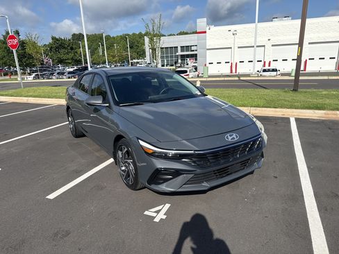 Used 2024 Hyundai Elantra Limited FWD image 3