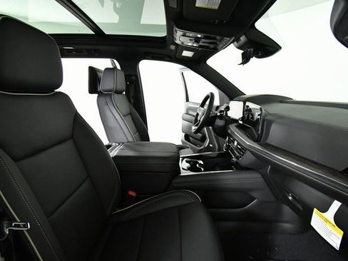 New 2025 Chevrolet Suburban Premier image 24