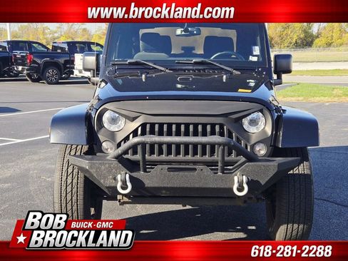 Used 2017 Jeep Wrangler Sahara w/ Connectivity Group AWD/4WD image 9