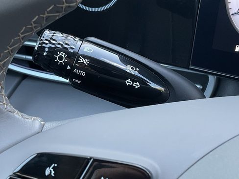 Used 2025 Hyundai Elantra SEL image 24